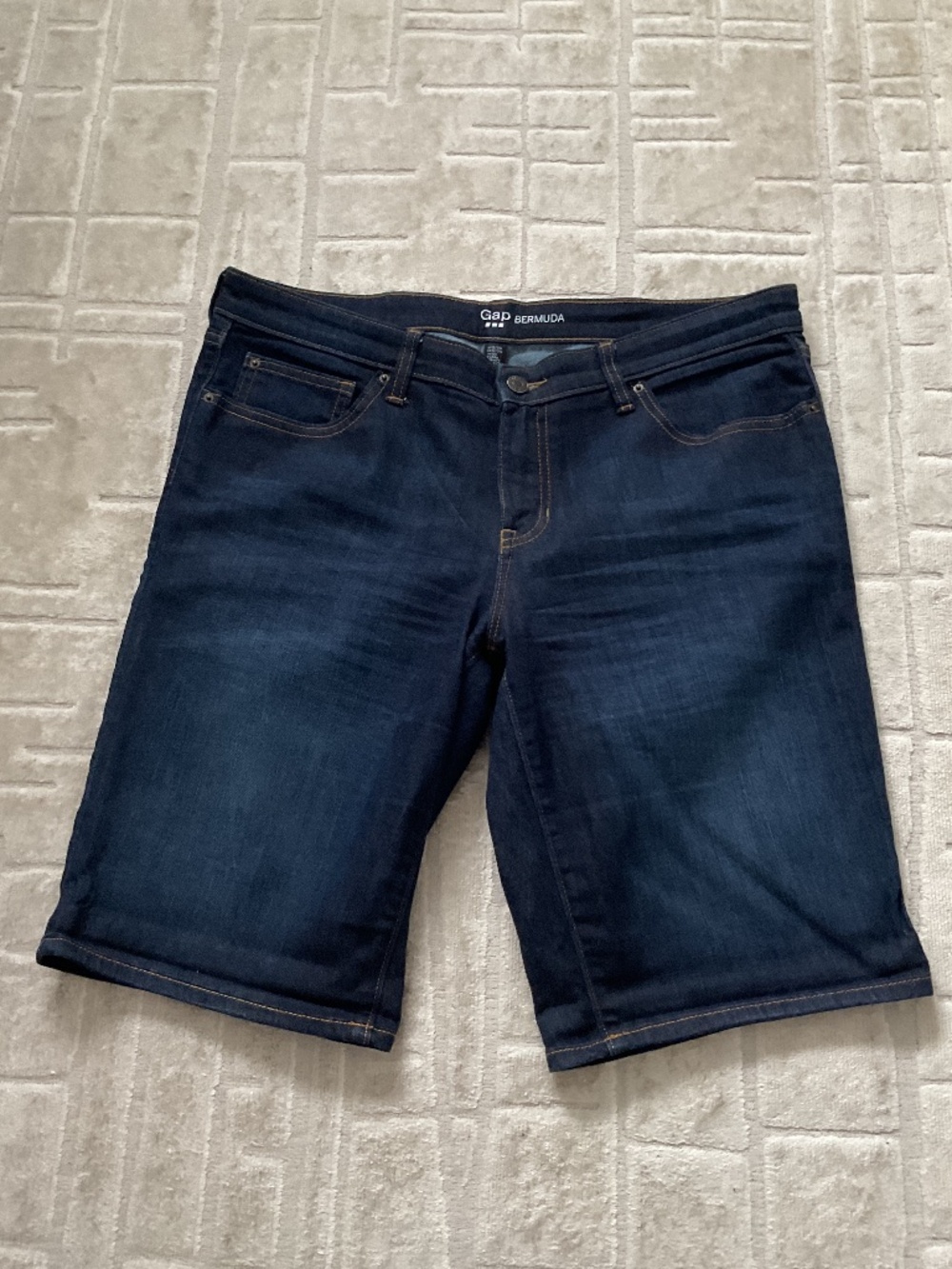 Woman’s gap bermuda shorts